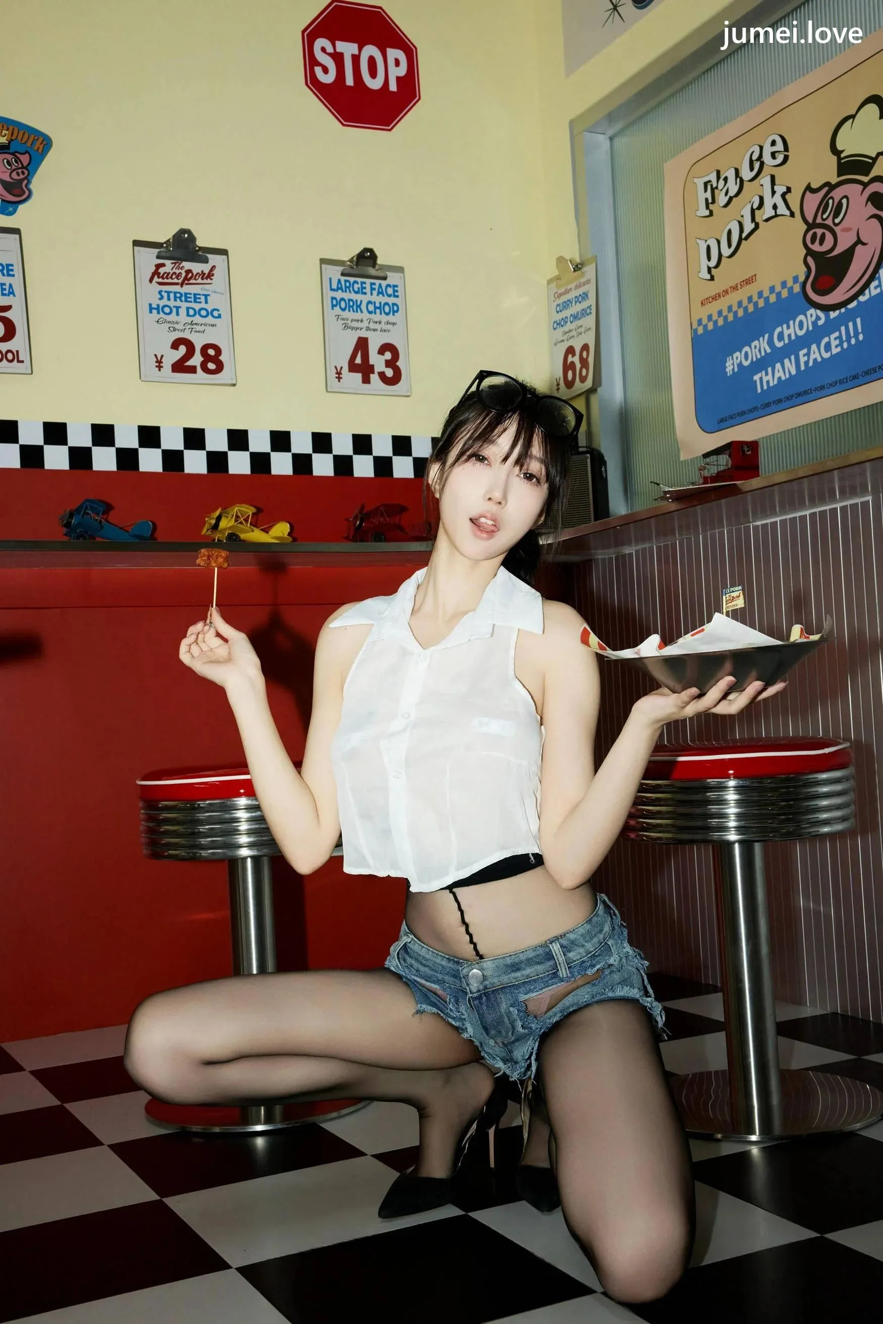 玥儿玥er 诱人私拍福利 美式服务生88P 第40张
