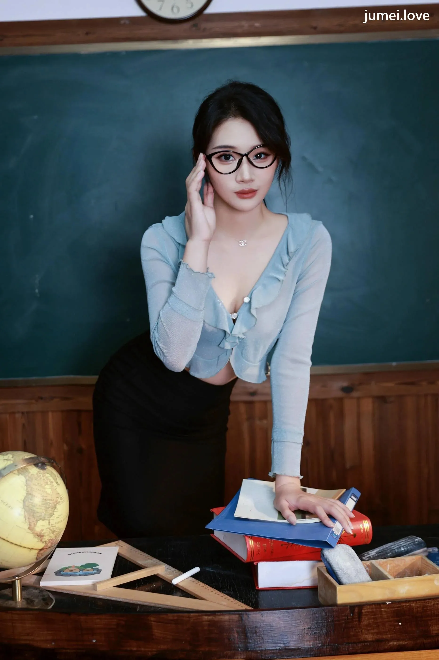南乔 诱人私拍福利 性感女教师112P 第2张