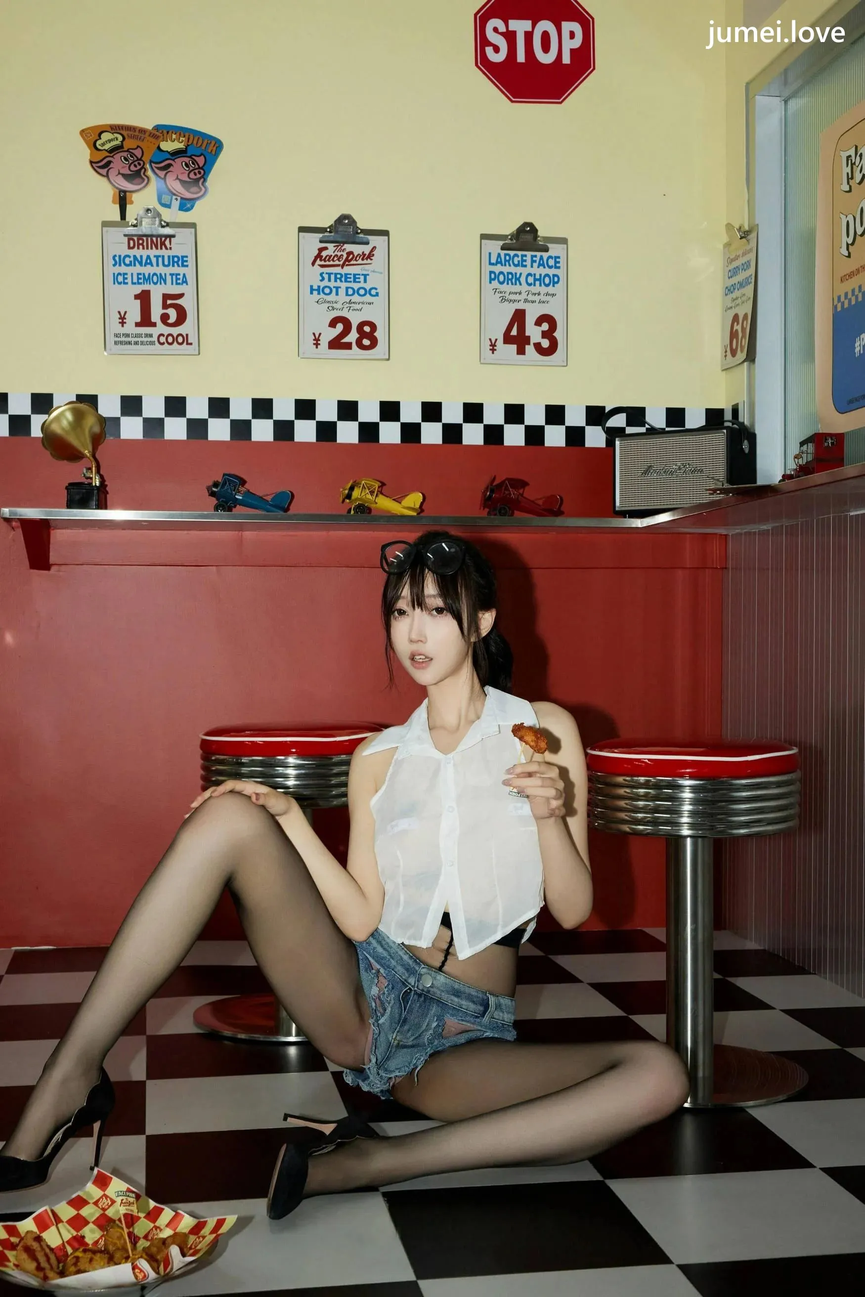 玥儿玥er 诱人私拍福利 美式服务生88P 第46张
