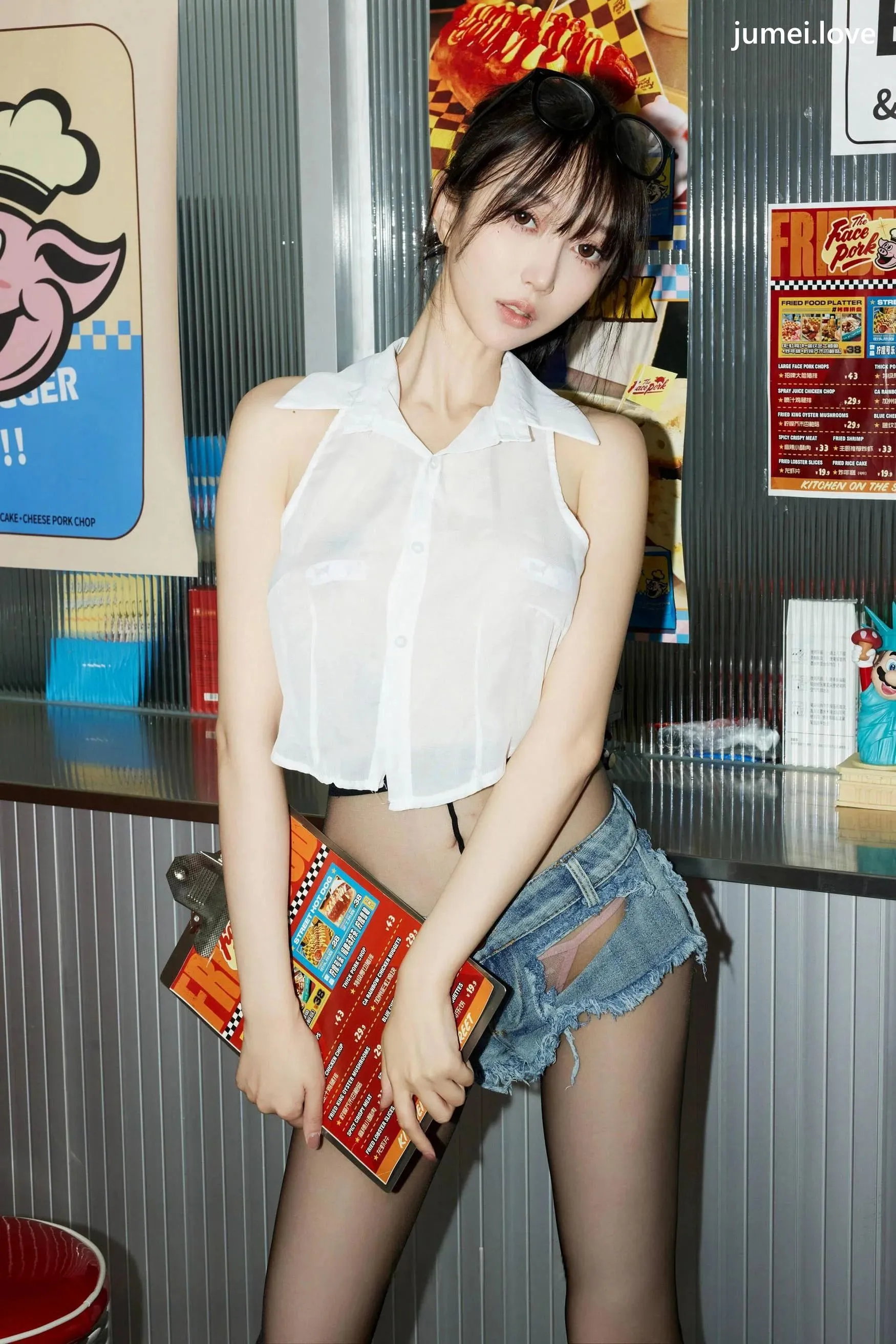 玥儿玥er 诱人私拍福利 美式服务生88P 第2张