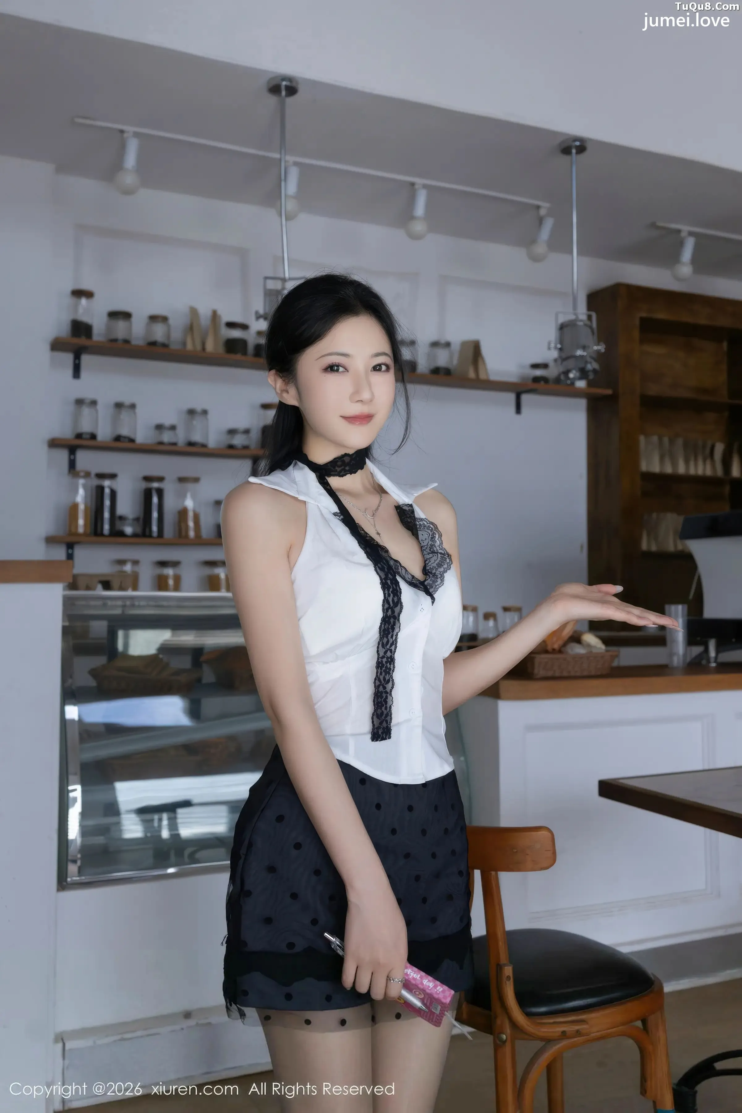 鱼子酱Fish性感白上衣配黑短裙露灰丝袜秀曼妙身姿绝美写真76P 第2张
