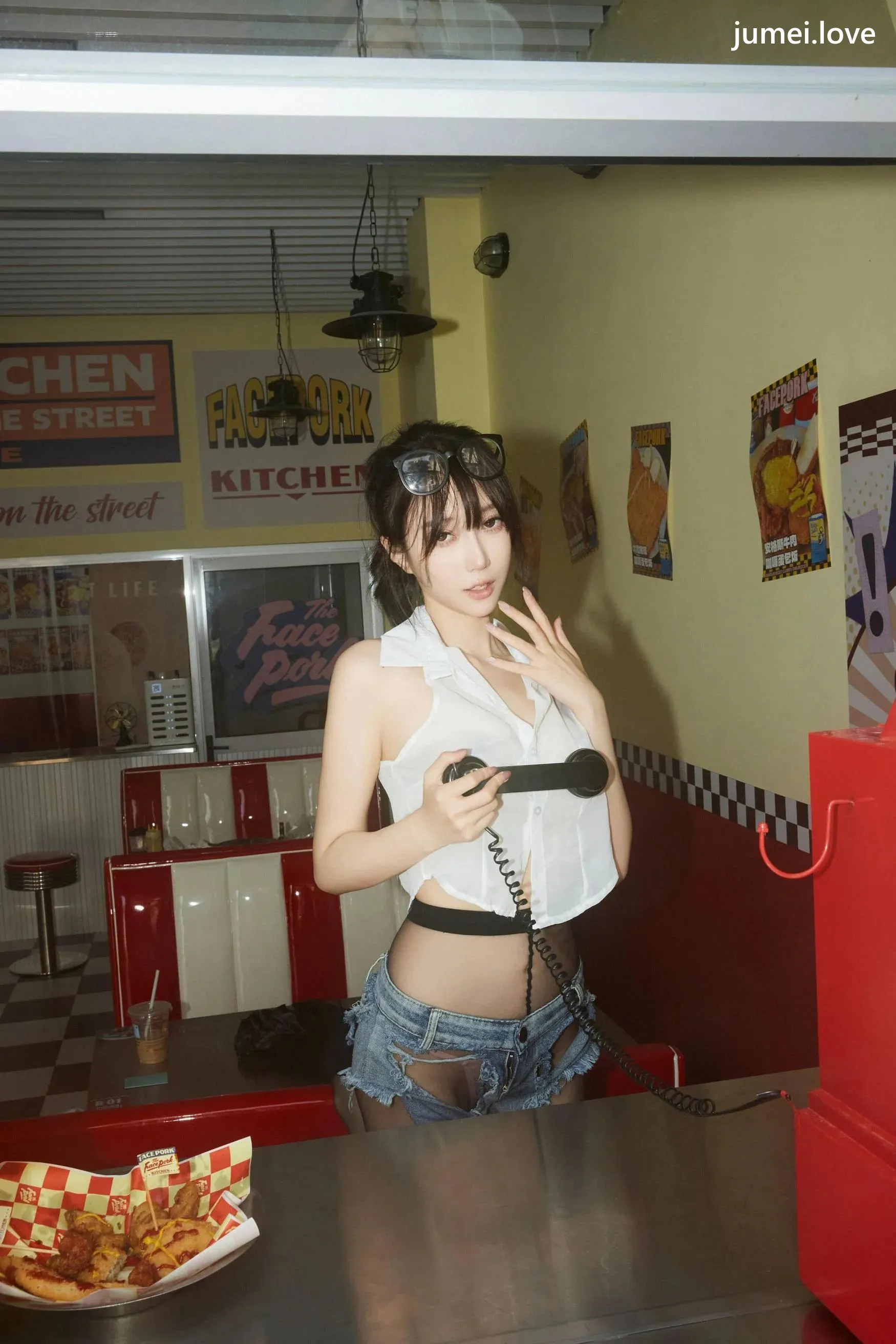 玥儿玥er 诱人私拍福利 美式服务生88P 第55张