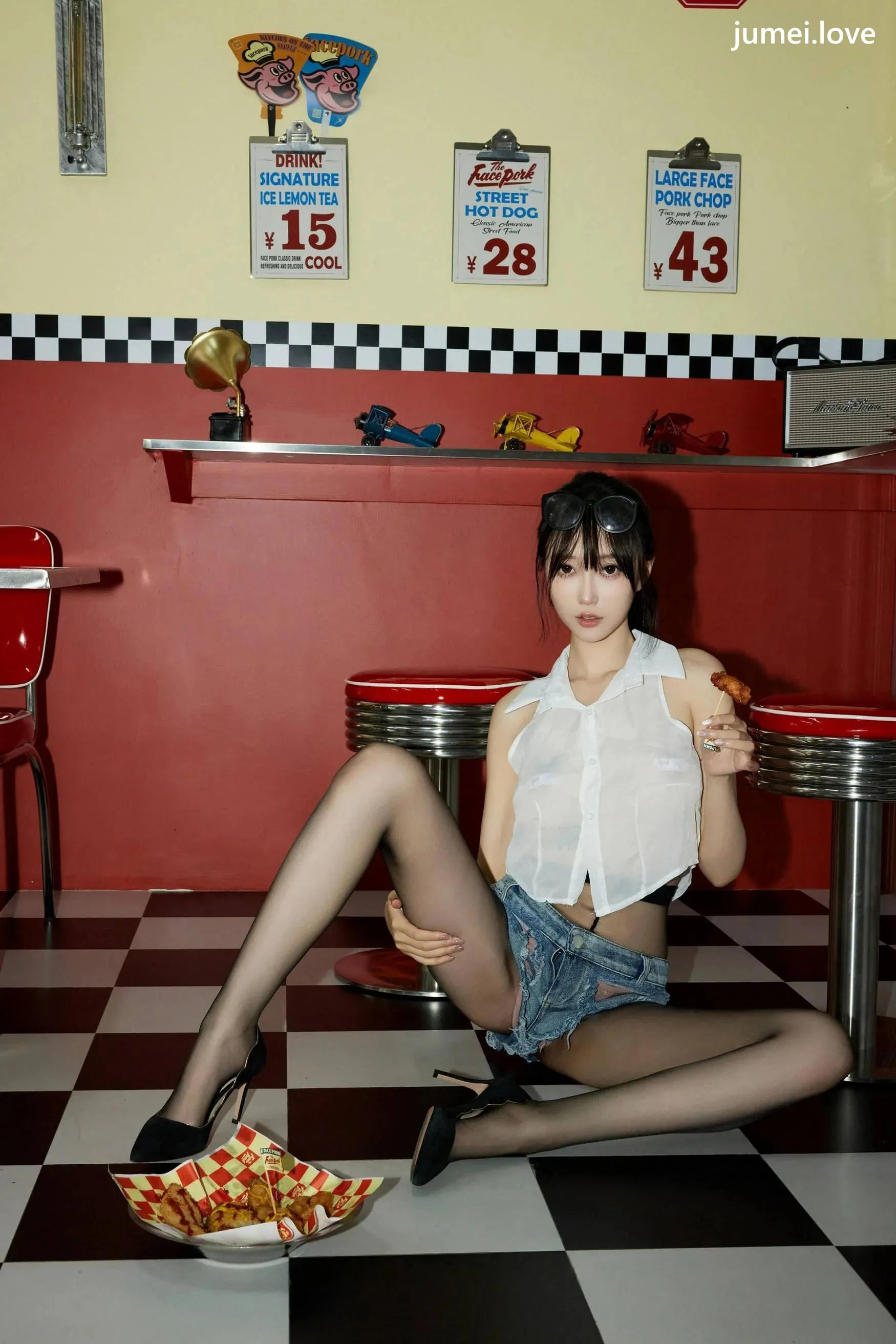 玥儿玥er 诱人私拍福利 美式服务生88P 第45张