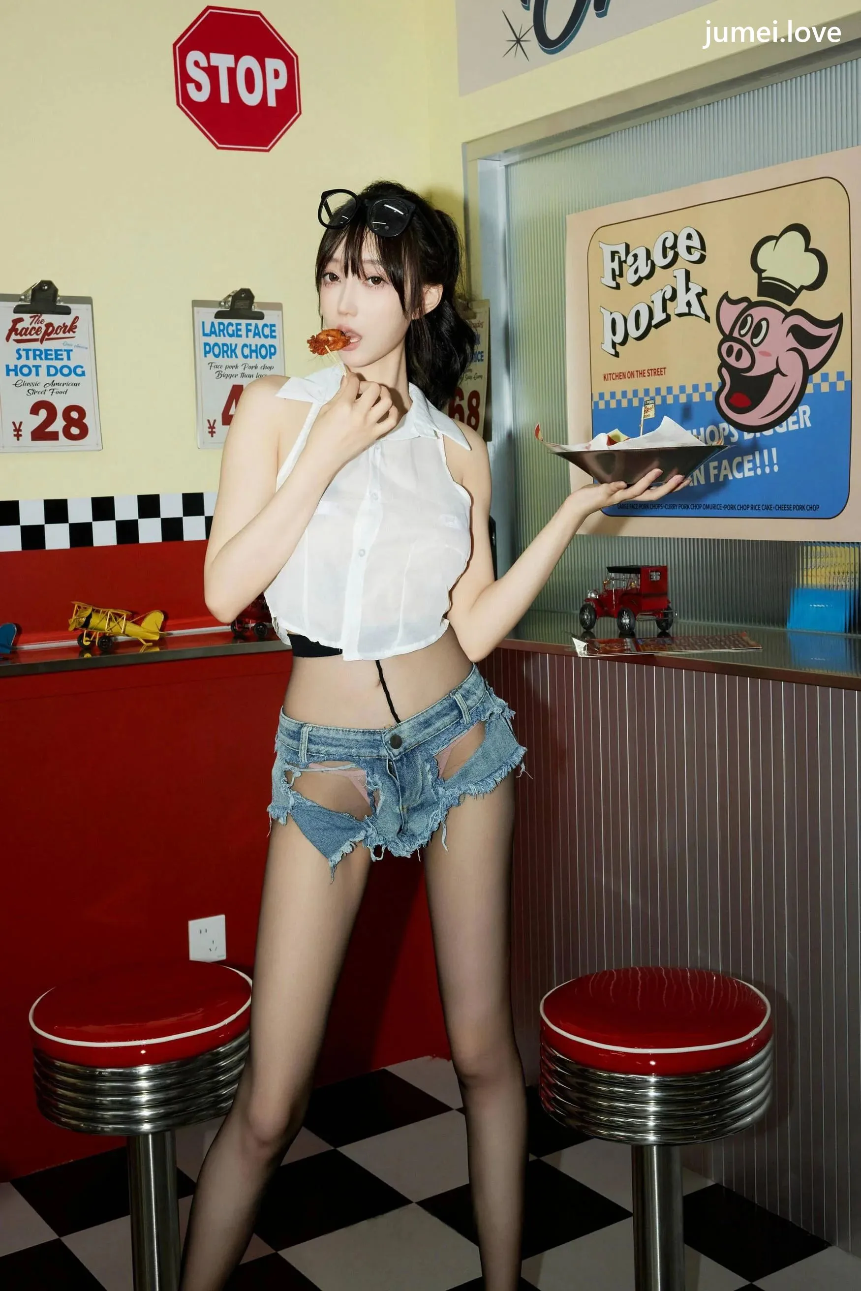 玥儿玥er 诱人私拍福利 美式服务生88P 第37张