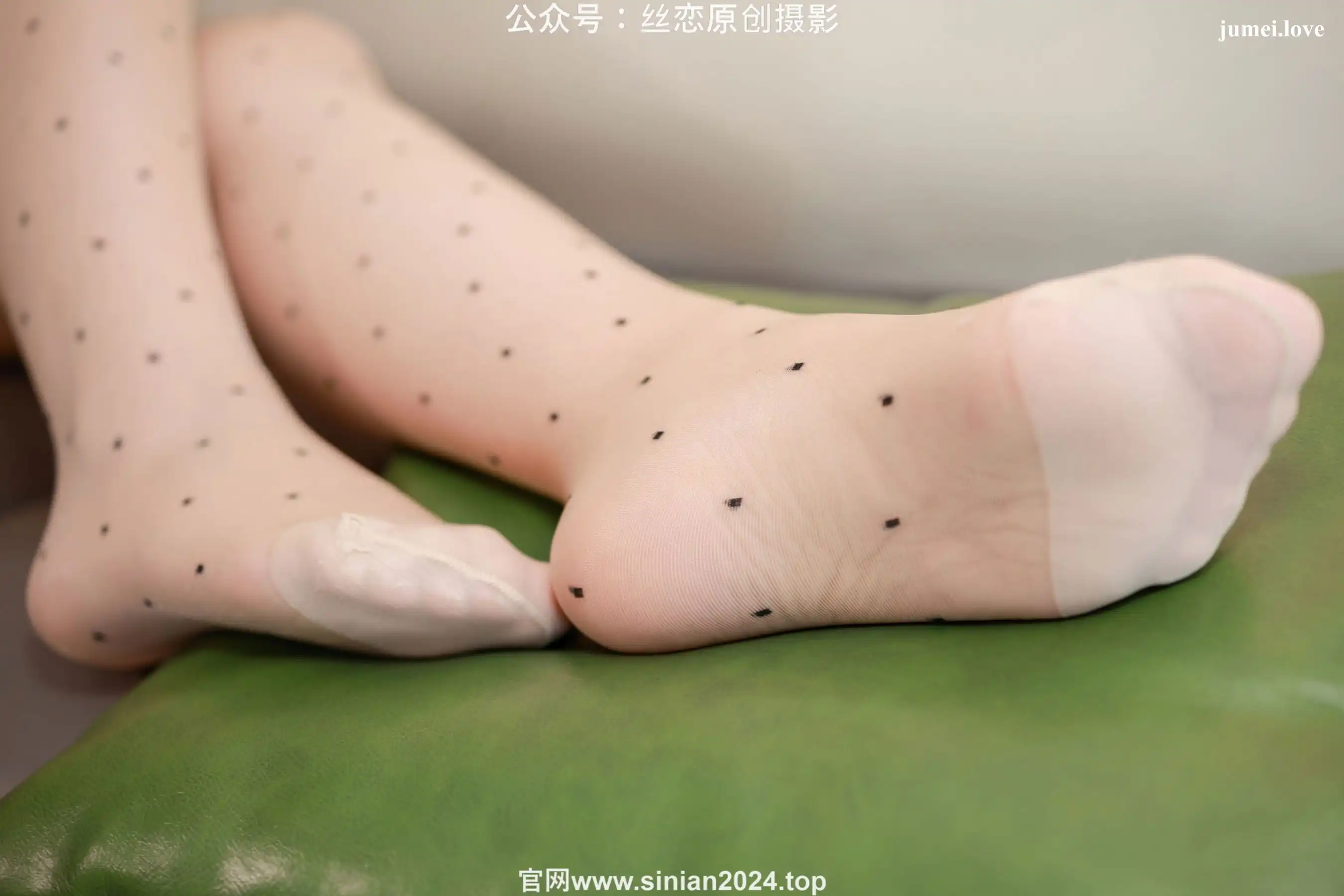 丝恋摄影 No.073 小婷 - 黑色连衣裙 斑点丝袜 黑色小皮鞋 第64张