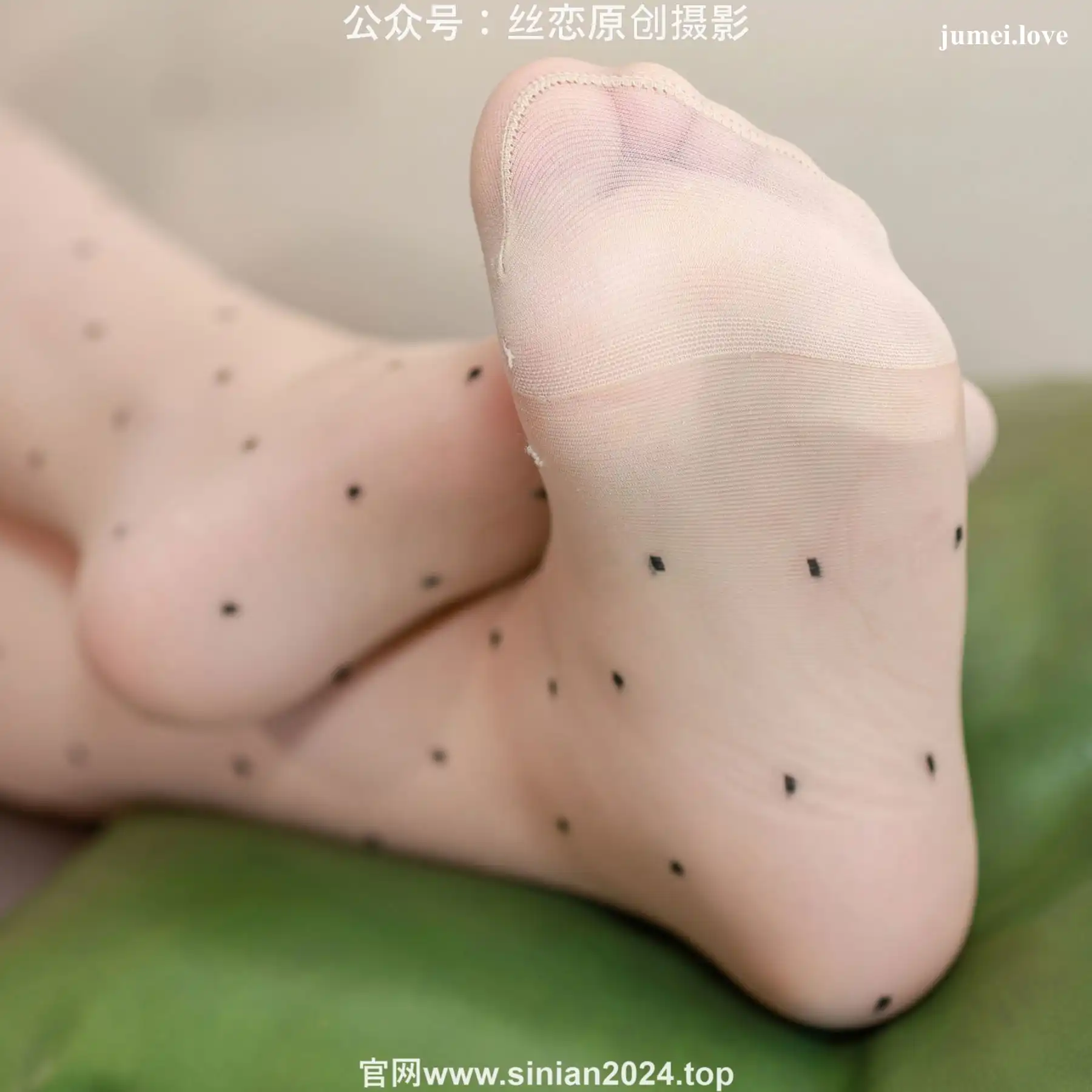 丝恋摄影 No.073 小婷 - 黑色连衣裙 斑点丝袜 黑色小皮鞋 第72张