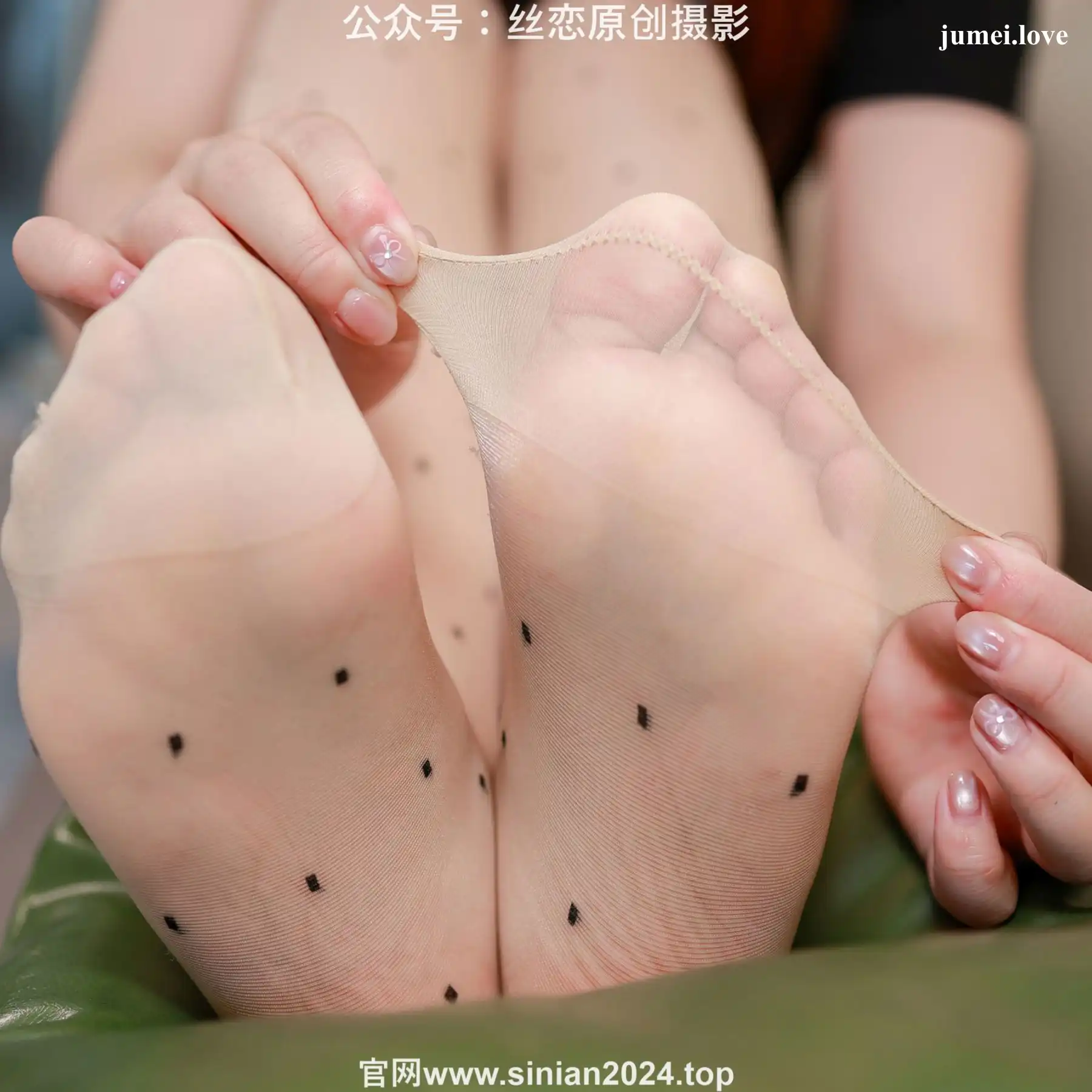 丝恋摄影 No.073 小婷 - 黑色连衣裙 斑点丝袜 黑色小皮鞋 第83张