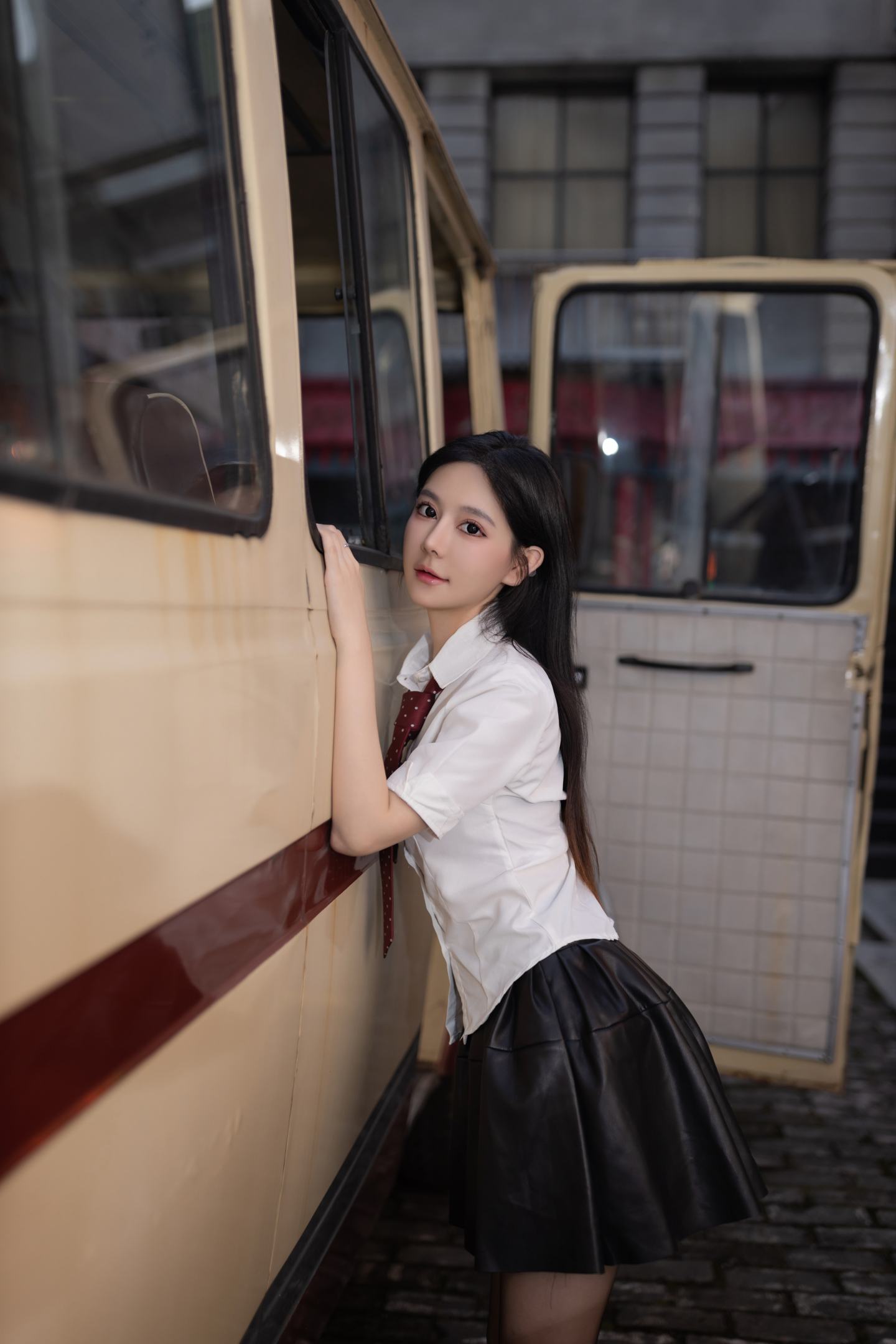 谢小蒽 NO.041 内购无水印 NO.7957 大巴上被尾随迷晕