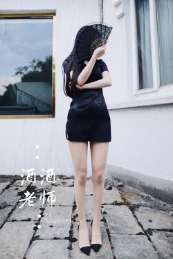 [福利COS] 酒酒老师 - 废墟肉丝旗袍大秀 1
