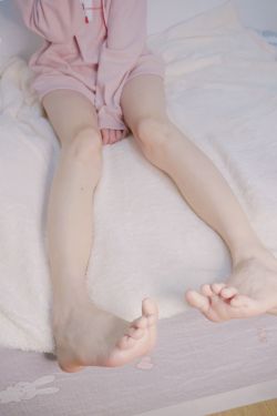 [网红COSER写真] 萌妹子眼酱大魔王w - 裸足