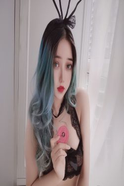 [福利COS] eloise软软 - 小粉盒黑兔子