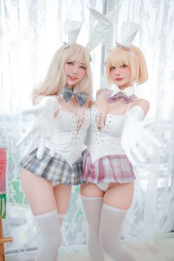  Azami & Sally Dorasnow - White Bunny Girl