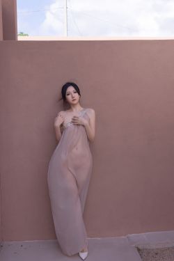 鱼子酱 抹胸女人写真