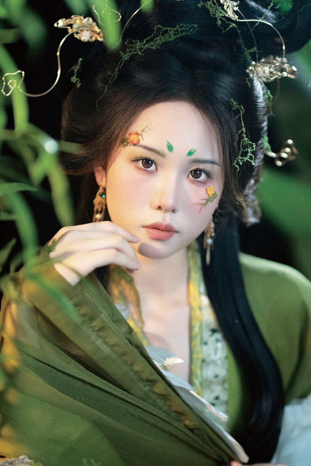 YiTuYu艺图语 Vol.10298 Fei Teng De Mi Zhou (15P)