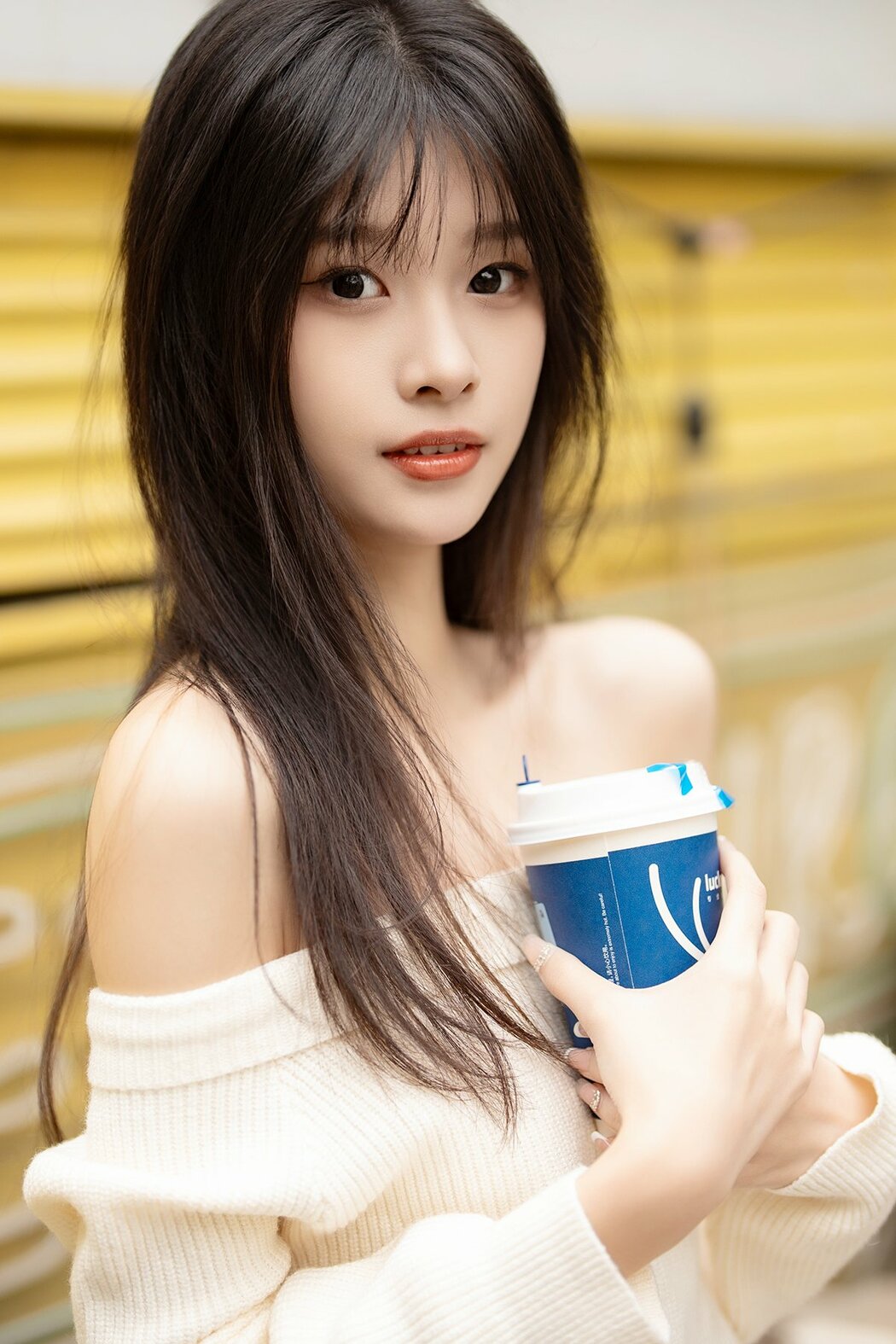 YiTuYu艺图语 Vol.8999 Xiao Le Ge Fei Xiang (33P)