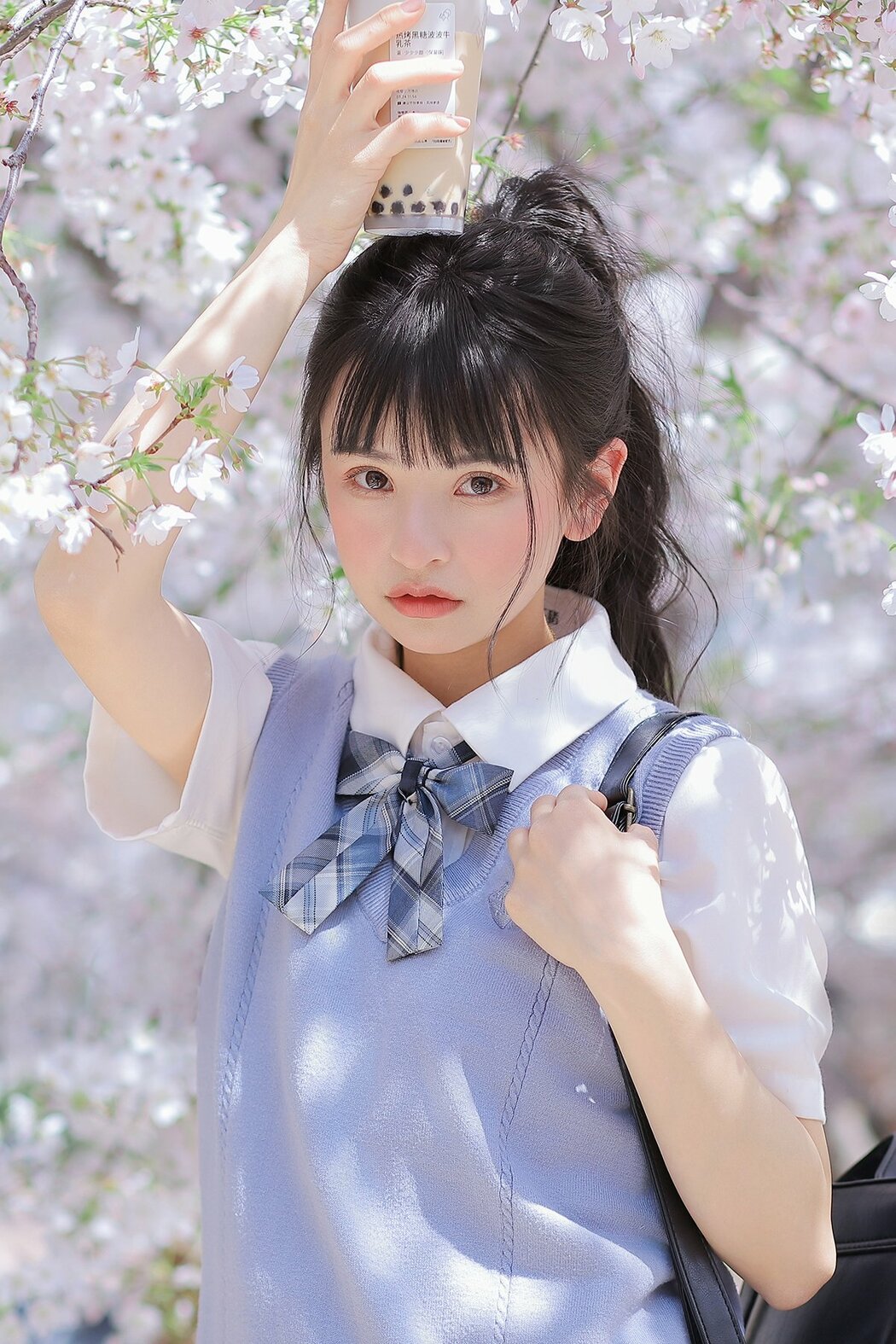 YiTuYu艺图语 Vol.8890 Zhuo Dao Yi Zhi Su Su (18P)