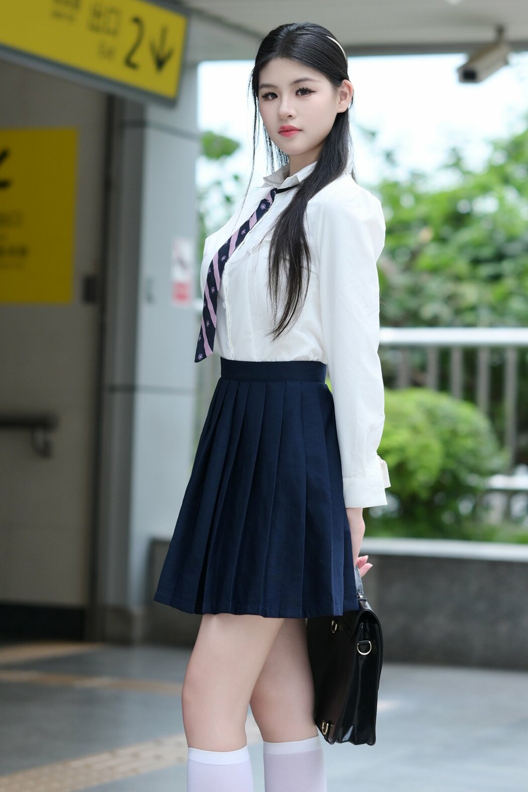 YiTuYu艺图语 Vol.9652 Li Zhi (17P)