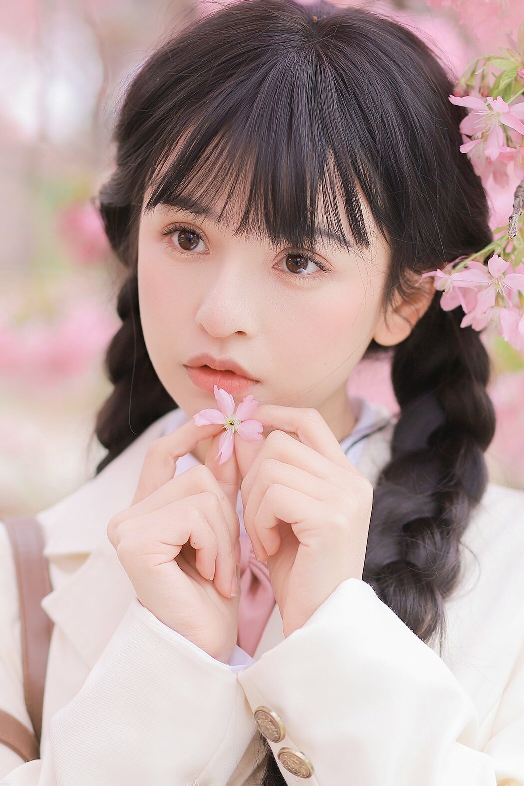 YiTuYu艺图语 Vol.8932 Zhuo Dao Yi Zhi Su Su (28P)