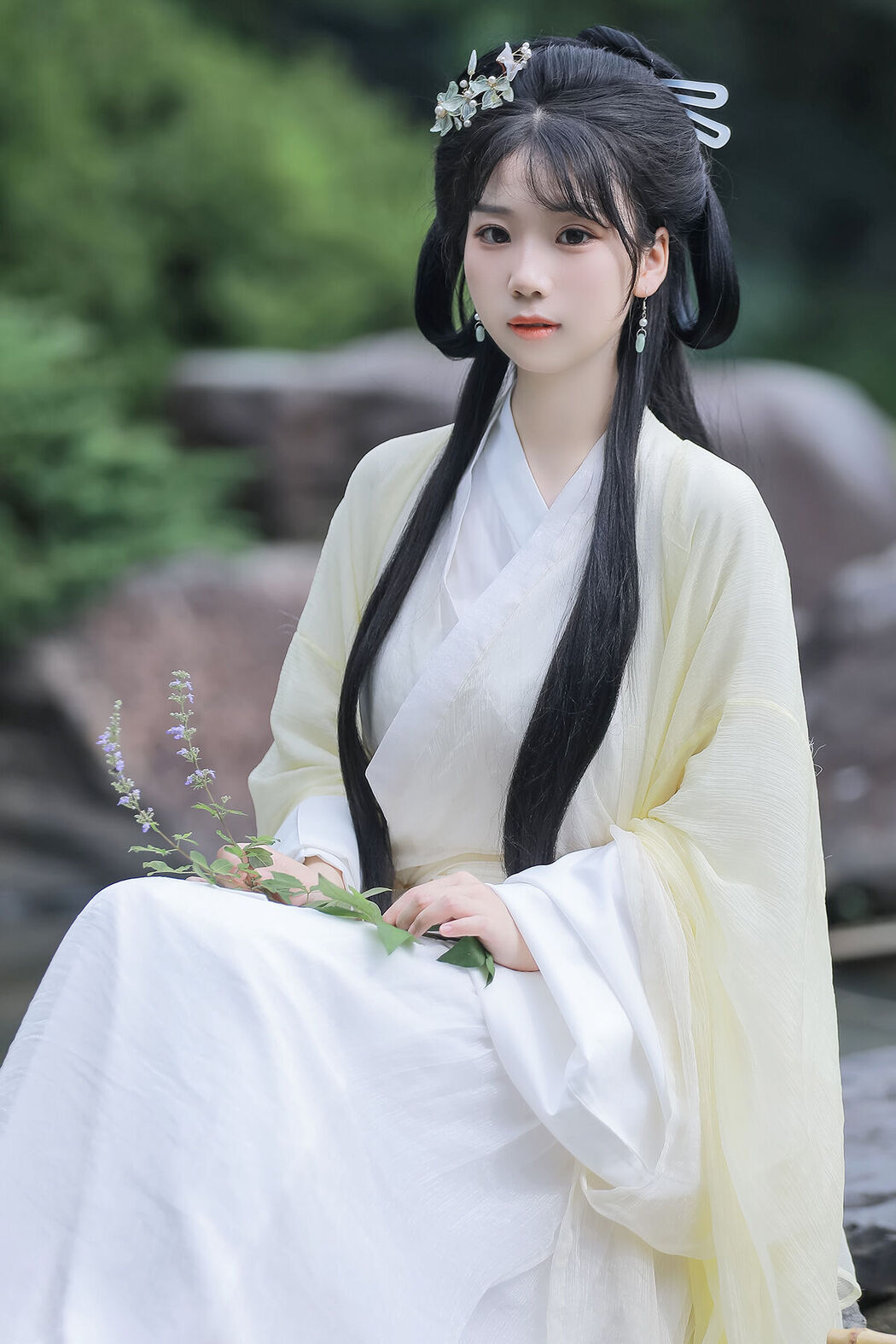 YiTuYu艺图语 Vol.8062 周周Ay (24P)