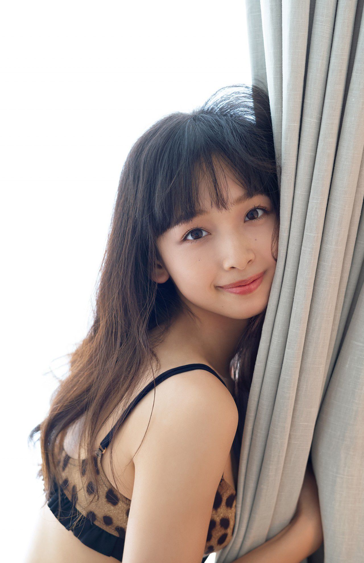 [FRIDAY] 華村あすか 《ちょっぴりオトナなビキニでシャワー》写真