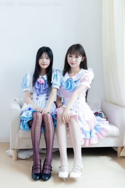 物恋传媒 No.2400 茯苓&泡泡 - 高跟鞋、丝袜、互相挠脚心剧情