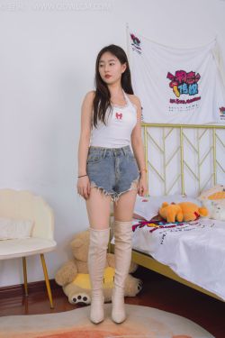 物恋传媒 No.2456 美兔 - 高跟长靴、浅绿色短棉袜、裸足